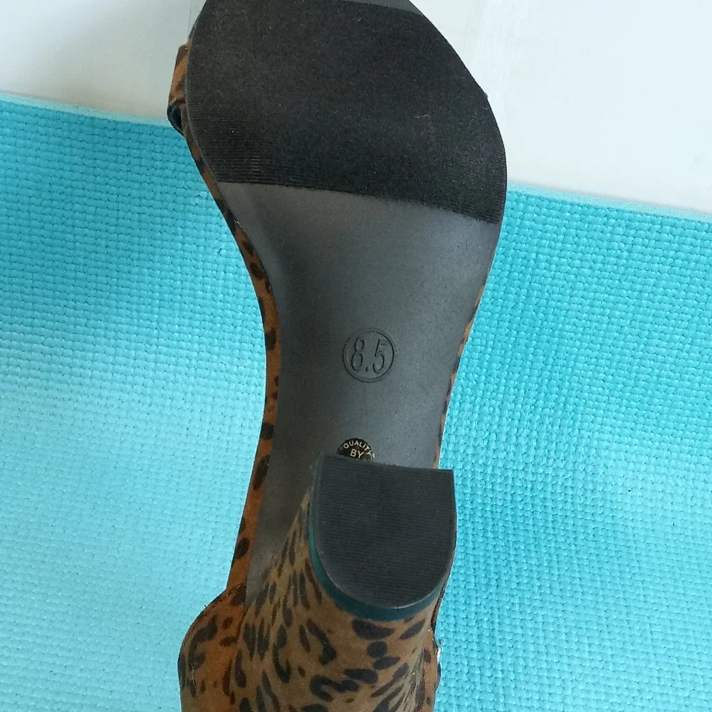 NEW Worthington Leopard Animal Print Heels Peep Toe Sandals Size 8.5 M